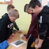 Zdjecie z momentu przeglądania przez młodzież szkół znajdujacych sie na terenie Gminy Lisewo