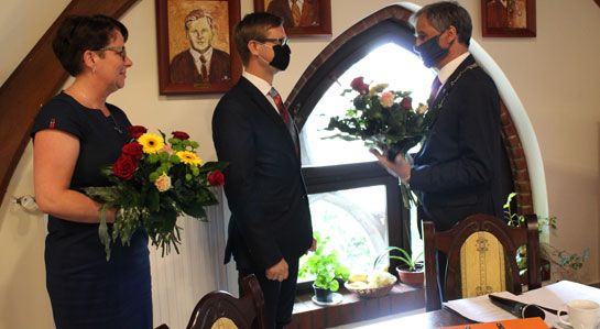 Na zdjęciu Przewodniczący Rady Gminy wręcza kwiaty Wójtowi Gminy Lisewo