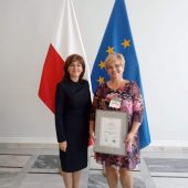 Na zdjęciu:Maria Adamczyk – Sołtys wsi Kornatowo (laureatka) wraz z Wicemarszałkiem Senatu RP Gabrielą Morawską-Stanecką