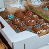 Na zdjęciu karton z ciasteczkami świątecznymi