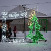Na zdjęciu świąteczna ozdoba z napsem Wesołych świąt, Lisewo.