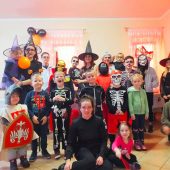 Na zdjęciu dzieci z Linowca podczas zabawy Halloweenowej