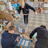 Na zdjęciu segregacja i pakowanie darów dla Ukrainy
