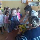 Na zdjęciu dzieci biorącde udział w loterii na rzecz Ukrainy