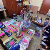Na zdjęciu dzieci biorące udział w loterii na rzecz Ukrainy