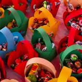 Na zdjęciu koszyczki ze słodyczami przygotowanymi dla dzieci uczestniczących w spotkaniu