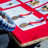 Na zdjęciu medale i odznaki dla zasłużonych strażaków
