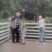 Na zdjęciu Jerzy Cabaj z wnukami