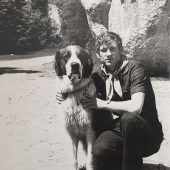 Na zdjęciu młody Jerzy Cabaj z psem