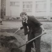 Na zdjęciu młody Jerzy Cabaj przygotowuje boisko za szkołą w Lisewie