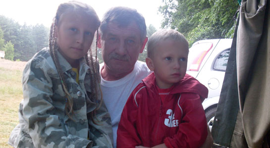 Na zdjęciu Jerzy Cabaj z wnukami