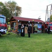 Na zdjęciu Proboszcz Parafii w Lisewie święci wóz strażacki
