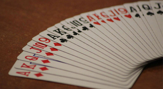 Na zdjęciu karty do gry w Czarnu Baśku