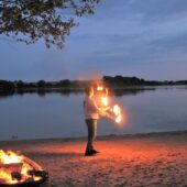 Na zdjęciu pokaz żonglowania ogniem