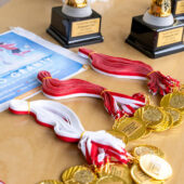 Na zdjęciu medale, puchary i dyplomy