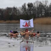 Na zdjęciu uczestnicy wydarzenia - morsowanie