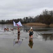 Na zdjęciu uczestnicy wydarzenia - morsowanie