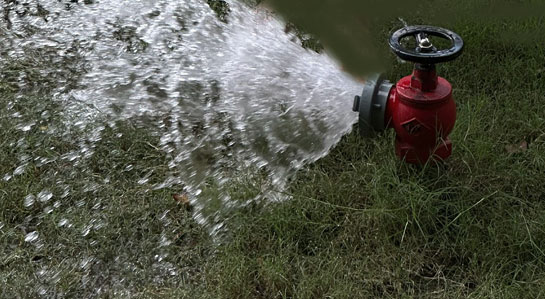 Woda płynąca z hydrantu