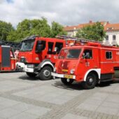 Na zdjęciu wozy strażackie
