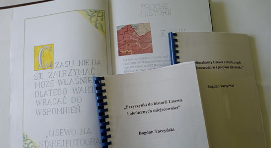 Na zdjęciu album poświęcony dawnym mieszkańcom Lisewa