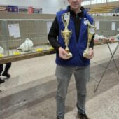 Na zdjęciu uczestnik wydarzenia i gołębie.