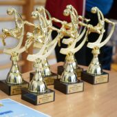 Na zdjęciu pamiątkowe puchary.