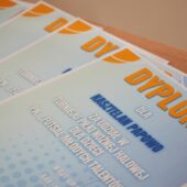 Na zdjęciu pamiątkowe dyplomy.